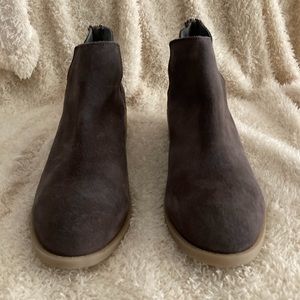 Steve Madden gray suede booties size 9.5. Seems a little brownish and taupe too